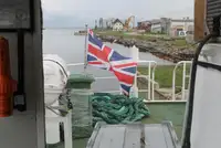 လှေတွေနဲ့ အလုပ်လုပ်တယ်။ ရောင်းရန်