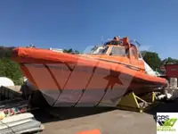 လှေတွေနဲ့ အလုပ်လုပ်တယ်။ ရောင်းရန်