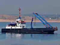 လှေတွေနဲ့ အလုပ်လုပ်တယ်။ ရောင်းရန်